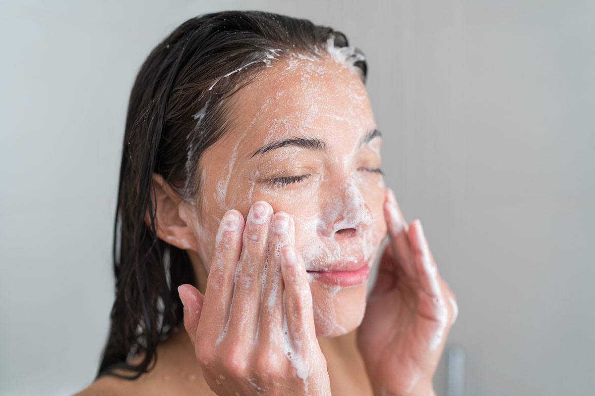 ¿Sabías que el gel de limpieza facial es un producto útil para usar cuando te bañás?