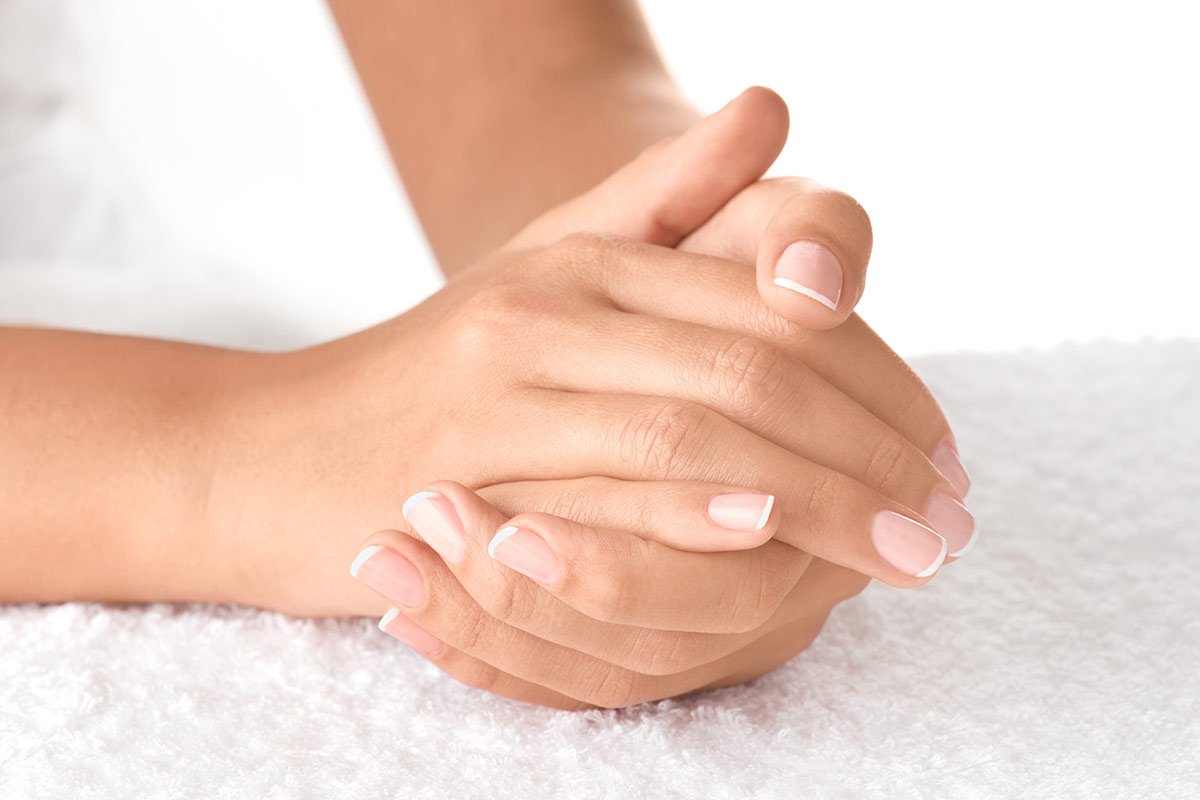 ¿Mito o realidad? Las manchitas blancas de las uñas se deben a la falta de calcio.